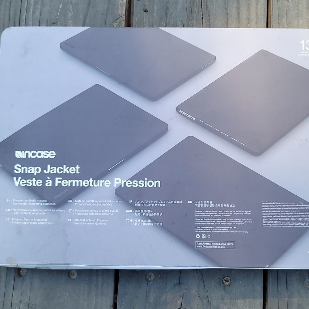 NIB- Incase Snap Jacket for 13" MacBook Pro/Thunderbolt 3 - Picture 2 of 8